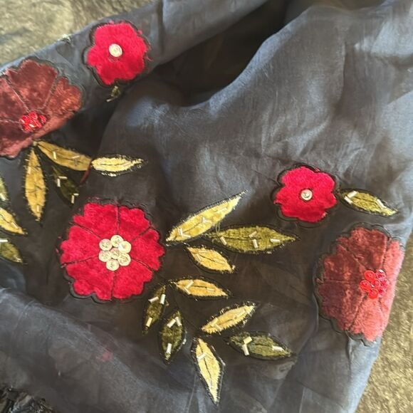 Reaction Kenneth Cole 100% Silk Black and Red Embroidered Shawl - Picture 3 of 7